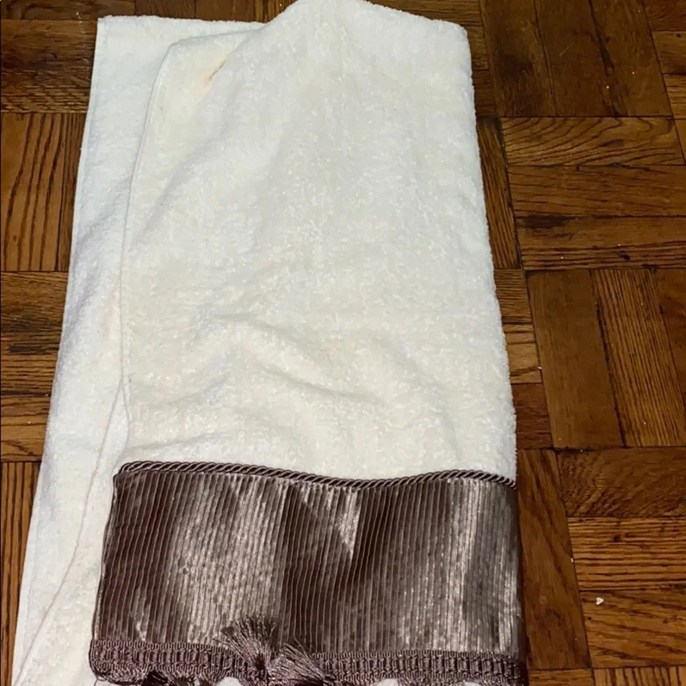 NWT croscill yellow & taupe bath towel